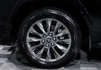 Подержанный автомобиль Toyota Land Cruiser Suv 2021 года (15 фото)