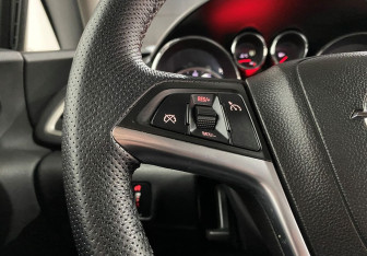 Подержанный автомобиль Opel Astra Hatchback 2011 года (14 фото)