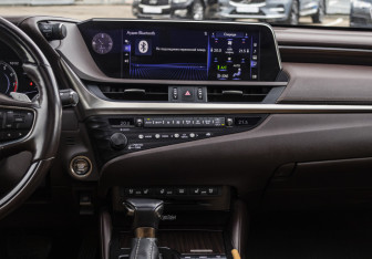 Подержанный автомобиль Lexus ES 2019 года (14 фото)
