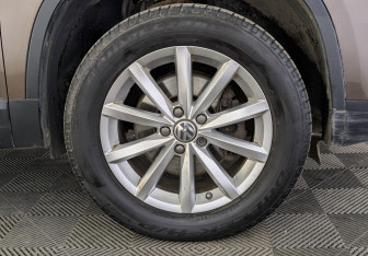 Подержанный автомобиль Volkswagen Tiguan 2015 года (12 фото)