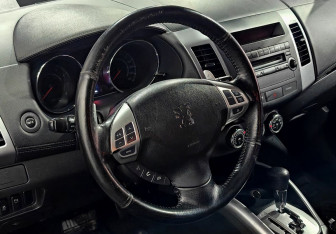 Подержанный автомобиль Peugeot 4007 2012 года (12 фото)