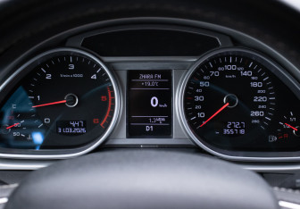 Подержанный автомобиль Audi Q7 2013 года (12 фото)