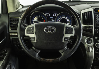 Подержанный автомобиль Toyota Land Cruiser Suv 2012 года (11 фото)