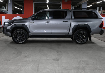 Подержанный автомобиль Toyota Hilux 2020 года (8 фото)