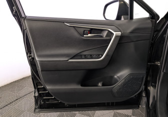 Подержанный автомобиль Toyota RAV4 2020 года (19 фото)