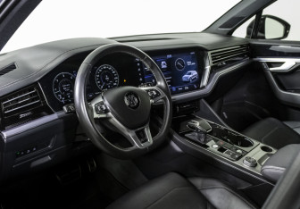 Подержанный автомобиль Volkswagen Touareg 2020 года (9 фото)