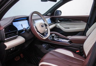 Подержанный автомобиль Geely Monjaro 2022 года (10 фото)