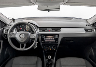 Подержанный автомобиль Skoda Rapid Liftback 2017 года (14 фото)