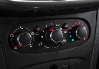 Подержанный автомобиль Renault Logan Sedan 2017 года (18 фото)