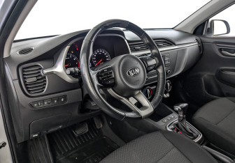 Подержанный автомобиль Kia Rio Hatchback 2021 года (14 фото)