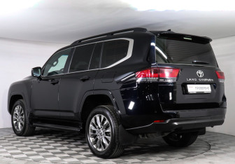 Подержанный автомобиль Toyota Land Cruiser Suv 2023 года (7 фото)