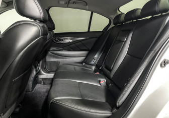 Подержанный автомобиль Infiniti Q50 2016 года (10 фото)