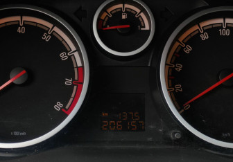 Подержанный автомобиль Opel Corsa 2010 года (9 фото)