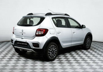 Подержанный автомобиль Renault Sandero 2016 года (5 фото)