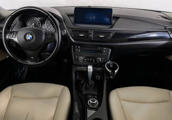 Подержанный автомобиль BMW X1 2011 года (12 фото)
