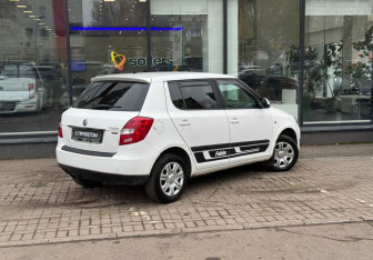 Подержанный автомобиль Skoda Fabia Hatchback 2012 года (8 фото)