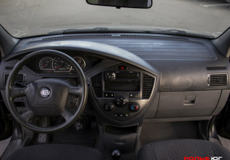Подержанный автомобиль Kia Carens 2005 года (12 фото)