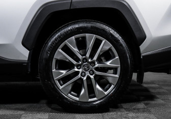 Подержанный автомобиль Toyota RAV4 2019 года (15 фото)