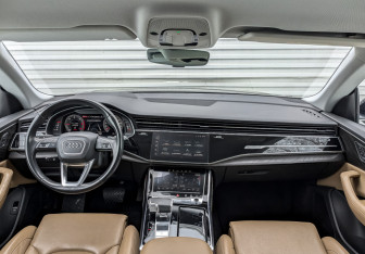 Подержанный автомобиль Audi Q8 2021 года (14 фото)