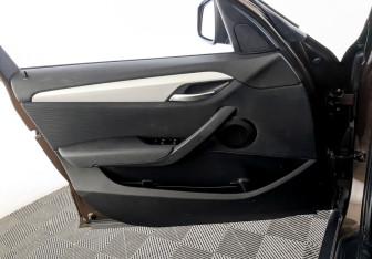 Подержанный автомобиль BMW X1 2012 года (19 фото)