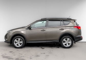 Подержанный автомобиль Toyota RAV4 2014 года (8 фото)