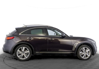 Подержанный автомобиль Infiniti QX70 2015 года (4 фото)