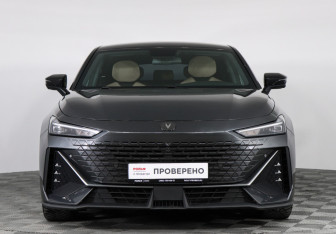 Подержанный автомобиль Changan UNI-V 2023 года (2 фото)