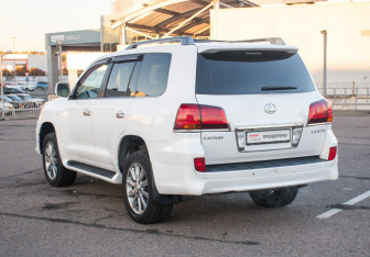 Подержанный автомобиль Lexus LX 2011 года (7 фото)