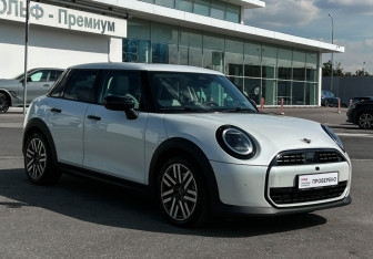Подержанный автомобиль MINI Hatch 2025 года (3 фото)