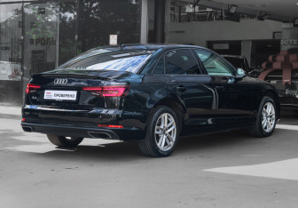 Подержанный автомобиль Audi A4 Sedan 2019 года (5 фото)