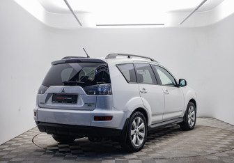 Подержанный автомобиль Mitsubishi Outlander 2011 года (5 фото)