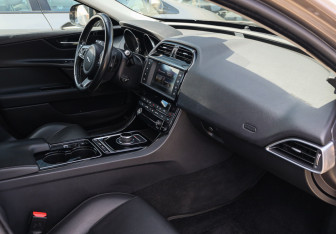 Подержанный автомобиль Jaguar XE 2016 года (7 фото)