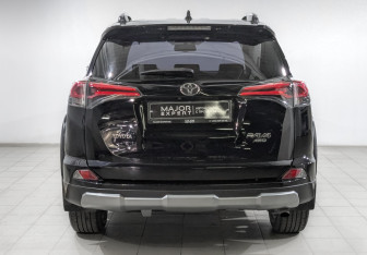 Подержанный автомобиль Toyota RAV4 2018 года (6 фото)