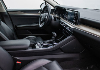 Подержанный автомобиль Kia K5 2022 года (10 фото)