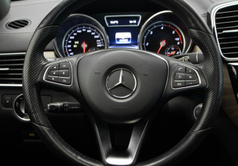 Подержанный автомобиль Mercedes-Benz GLE 2016 года (10 фото)