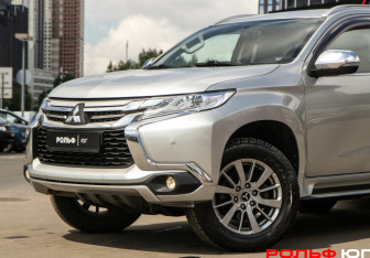 Подержанный автомобиль Mitsubishi Pajero Sport 2017 года (16 фото)