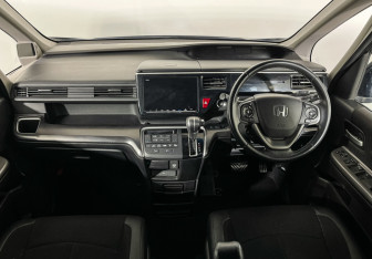 Подержанный автомобиль Honda Stepwgn 2018 года (11 фото)