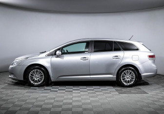Подержанный автомобиль Toyota Avensis Wagon 2011 года (8 фото)