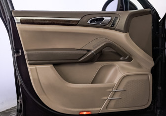 Подержанный автомобиль Porsche Cayenne 2014 года (18 фото)