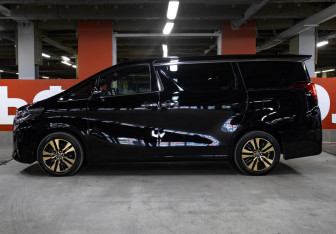 Подержанный автомобиль Toyota Alphard 2019 года (8 фото)
