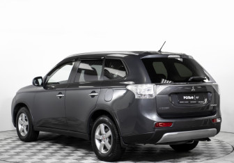 Подержанный автомобиль Mitsubishi Outlander 2014 года (7 фото)