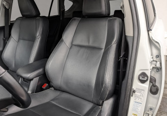 Подержанный автомобиль Toyota RAV4 2016 года (20 фото)