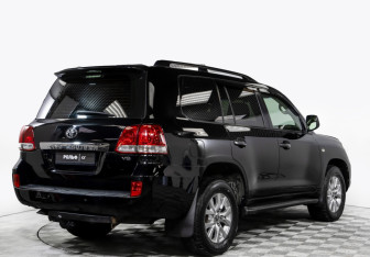 Подержанный автомобиль Toyota Land Cruiser Suv 2010 года (4 фото)