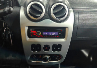 Подержанный автомобиль Renault Sandero 2011 года (12 фото)