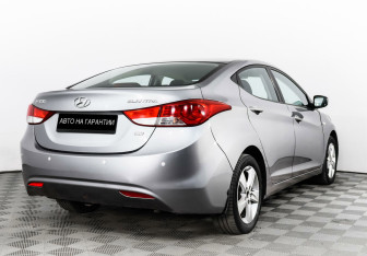 Подержанный автомобиль Hyundai Elantra Sedan 2012 года (5 фото)