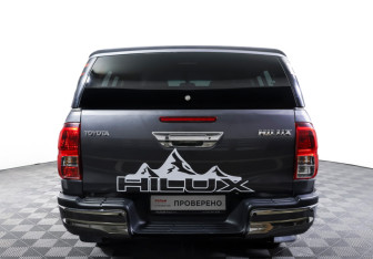 Подержанный автомобиль Toyota Hilux 2015 года (6 фото)