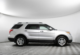 Подержанный автомобиль Ford Explorer 2013 года (4 фото)