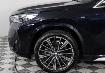 Подержанный автомобиль BMW X1 2025 года (8 фото)