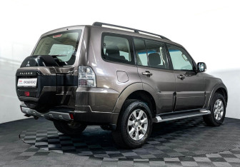 Подержанный автомобиль Mitsubishi Pajero 2015 года (5 фото)