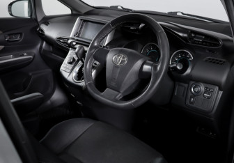 Подержанный автомобиль Toyota Wish Minivan 2010 года (14 фото)
